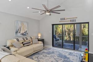 Ruang duduk di Gorgeous Residence in the Esteemed Sanibel Dunes Community