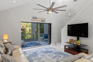 Televisyen dan/atau pusat hiburan di Gorgeous Residence in the Esteemed Sanibel Dunes Community