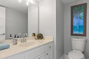 Bilik mandi di Gorgeous Residence in the Esteemed Sanibel Dunes Community