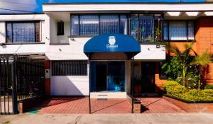 Hotel Casa Navi في بوغوتا: مبنى أمامه مظلة زرقاء