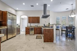 Η κουζίνα ή μικρή κουζίνα στο Serenity Peaks- Gorgeous Pet Friendly Villa in Scottsdale with Pool, Spa, and Bikes