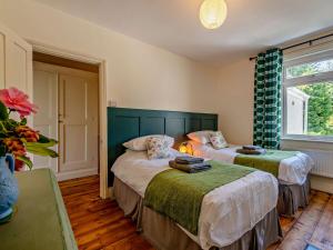 a bedroom with two beds and a window at 2 Bed in Totnes 94724 in Totnes
