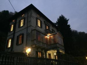 a large house with its lights on at night at VILLA MARIA in Torno