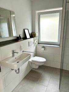 Ванная комната в Home & Apart - Apartment im Herzen von Kreyenbrück - Apartment 1