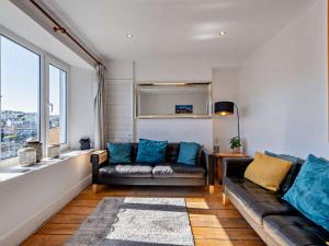 un soggiorno con divano e finestra di 3 bed in Brixham BX038 a Brixham