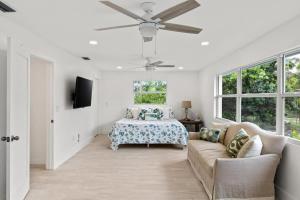 Una sala de estar con una cama y un ventilador de techo. en Sanibel Serenity- NEW Gorgeous Near Beach Villa with Pool, en Sanibel 16 fotos más