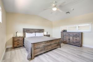 1 dormitorio con 1 cama y ventilador de techo en Renovated Mesquite Condo Pool and Spa Access!, en Mesquite
