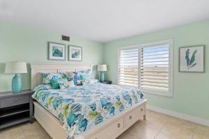 1 dormitorio con cama y ventana en Stunning Waterfront Residence with Panoramic Water Views, en Fort Myers