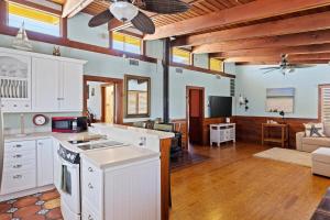Η κουζίνα ή μικρή κουζίνα στο Sanibel Serenity- Gorgeous Near Beach Nature Home