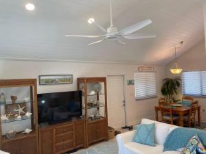 uma sala de estar com uma ventoinha de tecto e uma televisão em Gorgeous 3 Bedroom Home in the Dunes Sleeps 8 em Sanibel