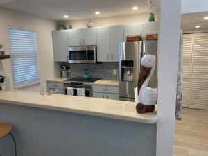 Η κουζίνα ή μικρή κουζίνα στο Gorgeous 3 Bedroom Home in the Dunes Sleeps 8