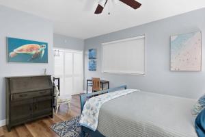 1 dormitorio con 1 cama y vestidor en Colonel's Cottage- Sanibel Beach Retreat Fantastic Amenities en Sanibel