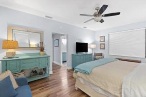 a bedroom with a bed and a ceiling fan at Colonel's Cottage- Sanibel Beach Retreat Fantastic Amenities in Sanibel