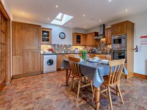 a kitchen with a table and chairs in it at 2 Bed in Helston ROSEB in Wendron