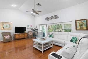 Μια τηλεόραση ή/και κέντρο ψυχαγωγίας στο Palm Paradise- Charming Island Bungalow in Downtown Sanibel