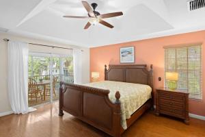 Ένα ή περισσότερα κρεβάτια σε δωμάτιο στο Palm Paradise- Charming Island Bungalow in Downtown Sanibel