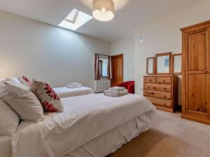 a bedroom with two beds and a dresser at 2 Bed in Helston ROSEB in Wendron