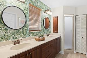 Ένα μπάνιο στο Palm Paradise- Charming Island Bungalow in Downtown Sanibel +14 φωτογραφίες