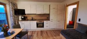 Kuchyň nebo kuchyňský kout v ubytování Ferienwohnung Steinberger