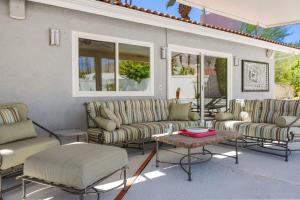 Posezení v ubytování Serenity Palms- Gorgeous Villa in Palm Springs