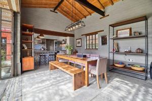 a kitchen and dining room with a wooden table and chairs at Casa Estrella Malinalco in Malinalco