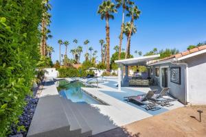 Bazén v ubytování Serenity Palms- Gorgeous Villa in Palm Springs nebo v jeho okolí
