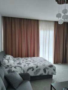 1 dormitorio con 1 cama y 1 sofá en Delux studio Jovana, en Tivat