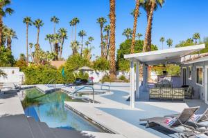 Bazén v ubytování Serenity Palms- Gorgeous Villa in Palm Springs nebo v jeho okolí