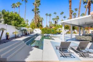 Bazén v ubytování Serenity Palms- Gorgeous Villa in Palm Springs nebo v jeho okolí