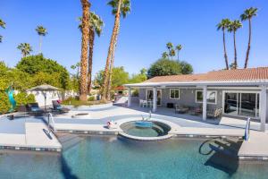 Bazén v ubytování Serenity Palms- Gorgeous Villa in Palm Springs nebo v jeho okolí