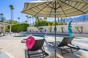 Bazén v ubytování Serenity Palms- Gorgeous Villa in Palm Springs nebo v jeho okolí