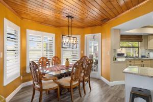 Dapur atau dapur kecil di Gorgeous Golf Course Home w Pool in Cape Royal