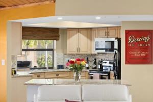 Dapur atau dapur kecil di Gorgeous Golf Course Home w Pool in Cape Royal