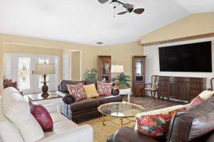 Televisyen dan/atau pusat hiburan di Gorgeous Golf Course Home w Pool in Cape Royal +19 gambar