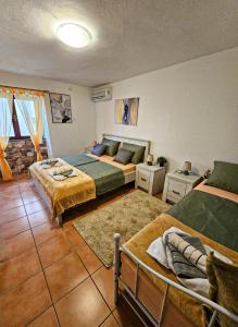 瓦比尼科Forever Oasis的有两张床和一张沙发的大房间