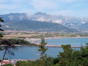 a view of a lake with mountains in the background at Appartamenti Fiumaretta MT 200 dalla spiaggia in Ameglia