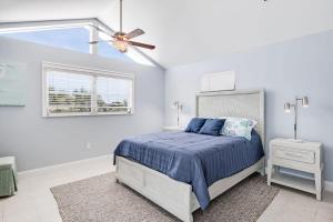 Un dormitorio con una cama y un ventilador de techo. en Gorgeous Pool Home in Lake Murex Sanibel, en Sanibel 11 fotos más