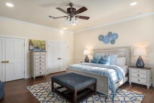 um quarto com uma cama e uma ventoinha de tecto em Vino Vida spacious home with hot tub em Fredericksburg