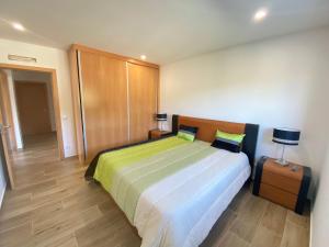 塞洛里庫迪巴什圖的住宿－Paraíso Céu Azul，一间卧室配有一张大床和木制床头板