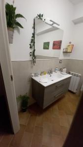 y baño con lavabo y espejo. en VictoriaeDomus (ostia antica), en Ostia Antica