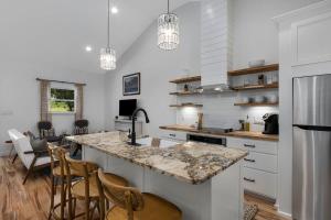 Η κουζίνα ή μικρή κουζίνα στο Das Woerner Haus Darling Home with Hot Tub
