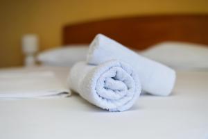 toalla enrollada encima de la cama en Lorel's Homes, en Vlorë 69 fotos más