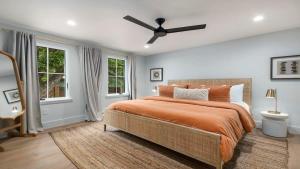 Giường trong phòng chung tại Cava House, Hot tub, Cowboy Pool, Fire pit! +33 ảnh