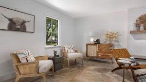 Khu vực ghế ngồi tại Cava House, Hot tub, Cowboy Pool, Fire pit!