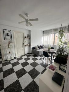 a living room with a checkered floor at habitación 1 en tercera planta sin ascensor no és piso entero a compartir baño y cocina in Fuengirola