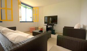 聖羅莎德卡瓦爾的住宿－Finca El Ovito，客厅配有两张沙发和一台电视