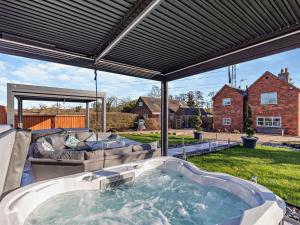 een hot tub in de achtertuin van een huis bij 5 Bed in Hoar Cross 94191 in Newborough