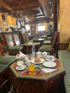 uma mesa com pratos de comida num restaurante em Hotel Transatlantique Tunis em Tunes