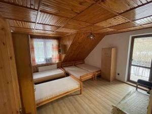 a room with two beds in a room at Bieszczadzki Brzeg in Wołkowyja