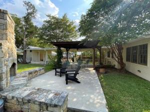 Crockett and Creek B&B 1 block to Main St外面的花园
